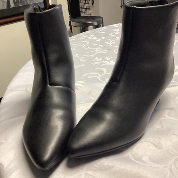 Clarks BLACK Leather Boots Size 8/1/2 chunk small heel zippers - Picture 5 of 6